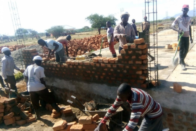 Das Fundament für das zentrale Behandlungsgebäude steht und die Ziegelwände wachsen jeden Tag. Erst wenn es errichtet ist, können Frauen im dortigen Kreißsaal medizinisch begleitet gebären.