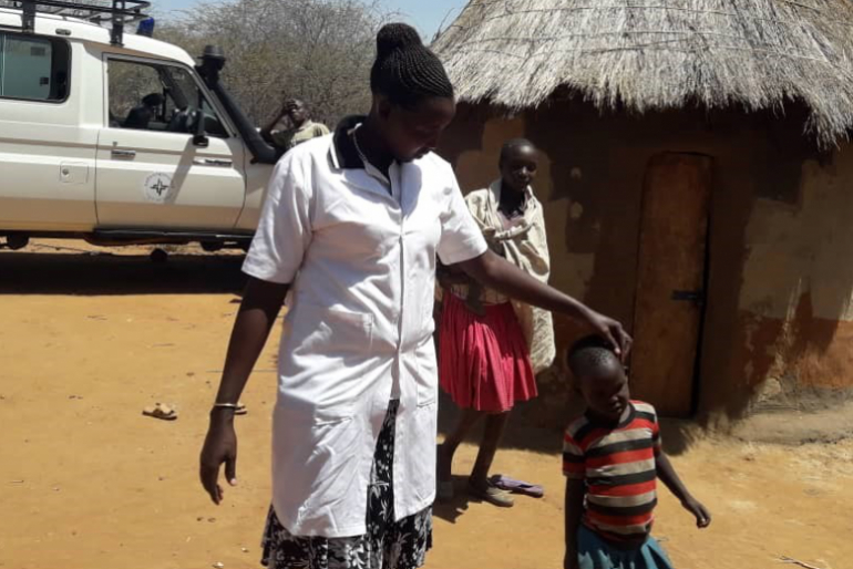 Wenn Mutter oder Kind zu schwach sind, macht sich Krankenschwester Rebecca Gwokde auf den Weg zum Hausbesuch ins Dorf. Hier wird sie freudig von Eltern und Kindern empfangen.