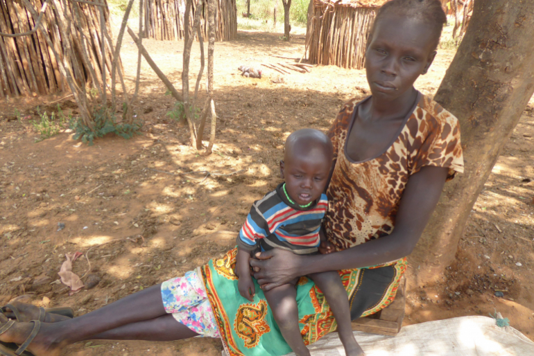 Geduldig und erschöpft wartet sie, bis sie an der Reihe ist. Kemoi hat Malaria und eine beginnende Mangelernährung.