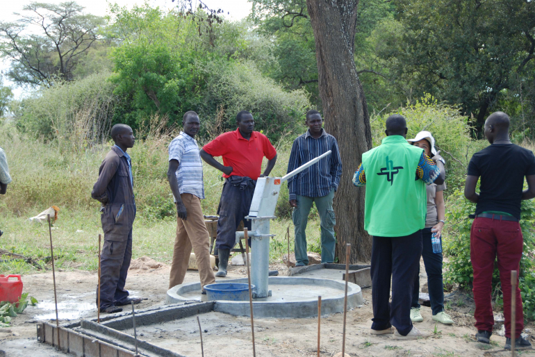 Der Anfang ist gemacht: Doch die gefundene Wasserquelle ist 1,4 km vom  Klinikgelände entfernt. Über ein unterirdisches Leitungssystem muss das  Wasser transportiert werden.