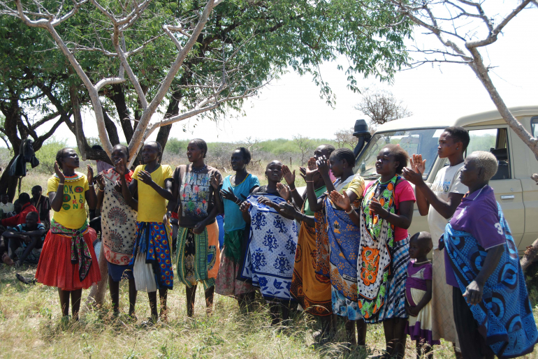In der Hoffnung auf ein besseres Leben unterstützen die Ortsansässigen den Klinikbau tatkräftig. Weil sie lange vernachlässigt wurden, sind sie dankbar und wünschen sich: „Bitte denkt an uns.“