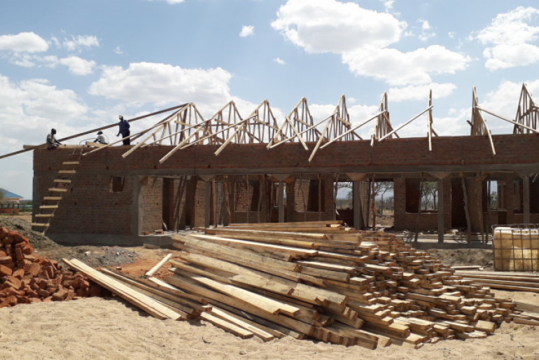 Die Wände des zentralen Behandlungsgebäudes stehen, nun ist der Dachstuhl im Bau. Erst wenn das Gebäude errichtet und ausgestattet ist, können Kinder hier medizinisch behandelt werden.