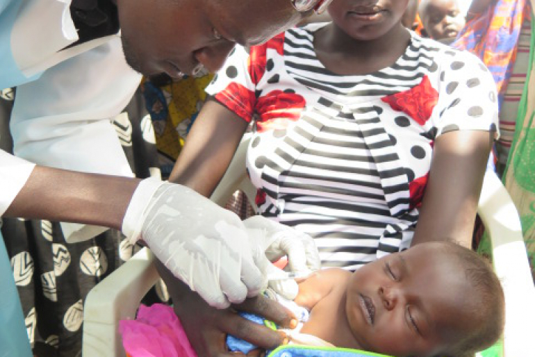 Milka Chepotemo ist zur Impfung ihrer vier Wochen alten Tochter Lilian gekommen. Die Dorfbewohner sind dankbar, dass Hoffnungszeichen eine Klinik errichtet.
