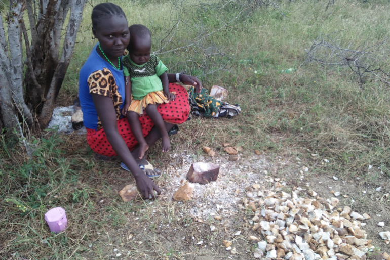 Aus lauter Not zerkleinert und verkauft Salome Steine. Eine Schubkarre füllt sie in zwei bis drei Tagen und bekommt dafür 4.000 ugandische Schillinge (etwa 0,90 Euro).