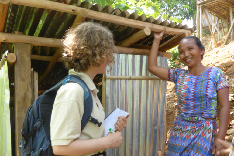 Prume (r.) ist glücklich über eine selbst gebaute Latrine. Die dafür notwendigen Materialien wurden im Rahmen des Projektes gestellt.