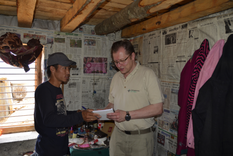 Hoffnungszeichen-Vorstand Reimund Reubelt überzeugte sich vor Ort von den Bauergebnissen. Hier besichtigt er Jhakendras neues Zuhause.