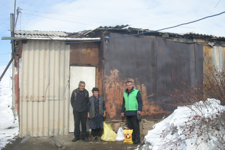 Ehepaar Yerkanyan macht sich Sorgen über die Zukunft. Im Dorfladen mussten sie bereits für Lebensmittel anschreiben. Unser Mitarbeiter Wigen Aghanikjan hat ein offenes Ohr für sie.