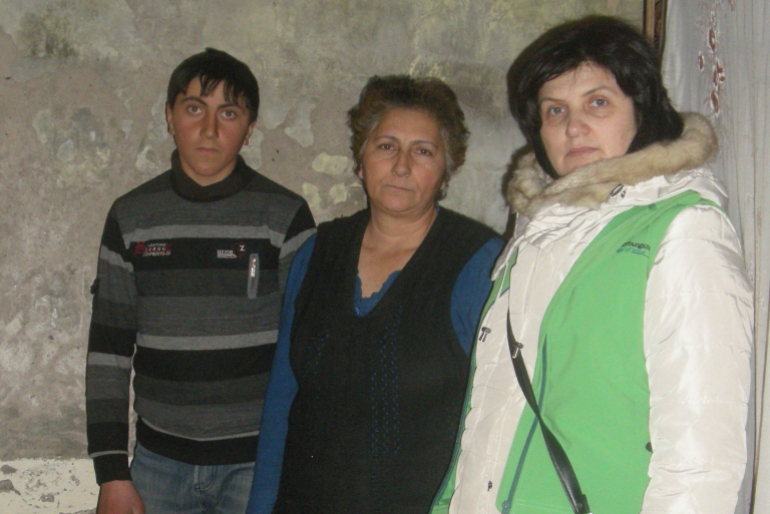 Susanna Abrahamyan lebt seit dem Tod ihres Mannes mit ihrem Enkel Arshak in einer von Schimmel befallenen Garage. Hoffnungszeichen unterstützt die beiden mit wichtigen Lebensmitteln.