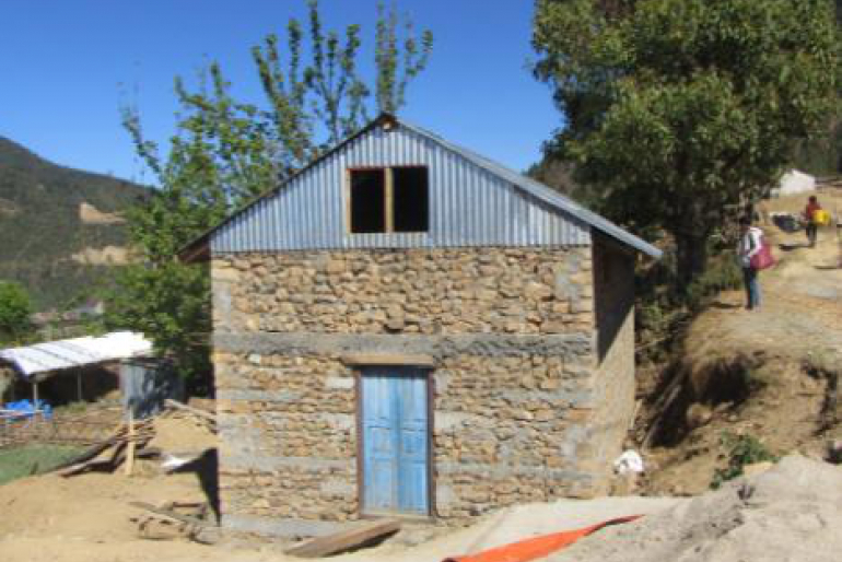 Sharmila Nesurs fertiges Haus. Stahlbetonbänder halten die Wände auch bei starken Erschütterungen sicher zusammen.