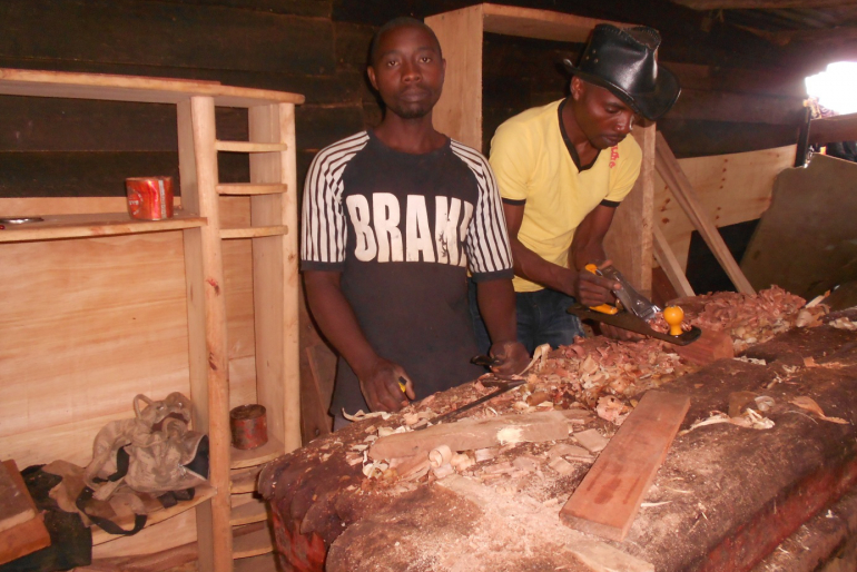Auch David* (links) geriet nach dem Tod seines Großvaters auf die Straße. Bei PEDER konnte er die Schule abschließen und eine Schreinerlehre machen. Heute versorgt er seine junge Familie mit den Einnahmen seiner eigenen Werkstatt.