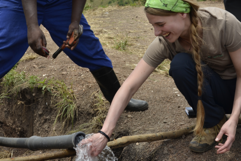 Endlich fl ießt sauberes Wasser! Bisher hatten viele Menschen in Ntebe nur schmutziges Wasser, ihr Alltag war von Krankheiten geprägt. Das ändert sich nun.