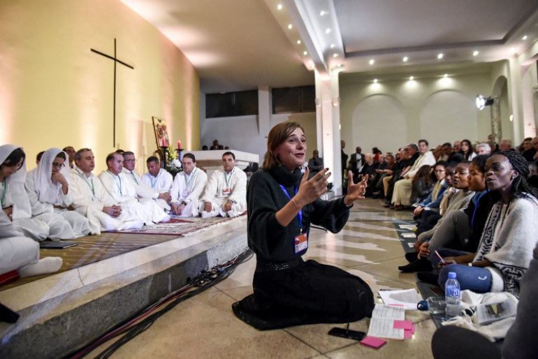 Gottesdienstbesucher singen während einer Andacht in der St. Marys-Kathedrale  in Oran, gelegen im Nordwesten Algeriens. Formal herrscht in Algerien Religions- freiheit, doch viele Gemeinden unterliegen behördlichen Restriktionen.