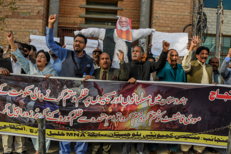 Christen und Muslime protestieren am 29. Februar im pakistanischen Quetta  gegen die Angriffe auf religiöse Minderheiten in Indien. Zuvor war es in Delhi zu  schweren Ausschreitungen mit 27 Toten gekommen.
