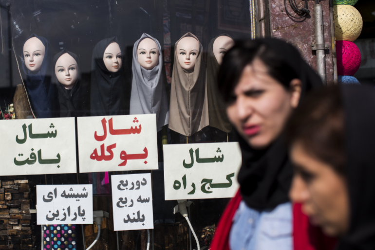 Viele iranische Frauen wollen sich dem Verschleierungsgebot nicht mehr unterwerfen. Manche wagen es, die Kopfbedeckung in der Öffentlichkeit sehr lose oder gar nicht zu tragen. Das ist riskant.