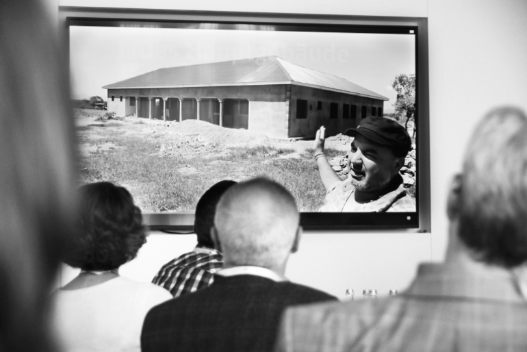 Live aus Uganda: Projektkoordinator Damiano Mascalzoni erläutert den Gästen den Bau des Klinik-Hauptgebäudes in Kosike.