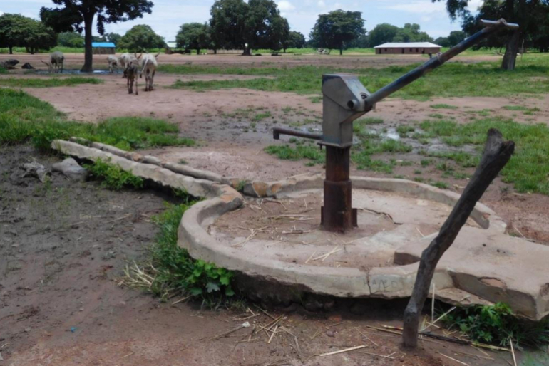Wasserstellen und Brunnen mit sauberem Wasser sind lebenswichtig für die Dorfbewohner.