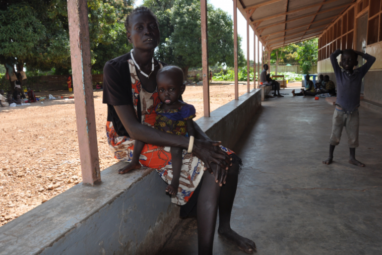 Awet Malual ist mit ihrer kleinen Tochter Abeny Marial in die Klinik nach Rumbek gekommen. Die Mutter ist so geschwächt, dass sie ihr Kind nicht mehr stillen kann.