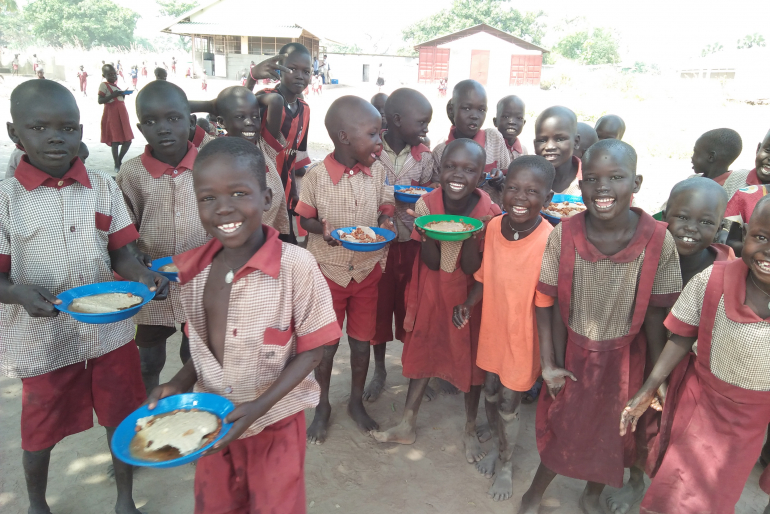 In der Grundschule der Loreto-Schwestern in Maker Kuei erhalten die gut 1.000 Jungen und Mädchen täglich eine vollwertige Mahlzeit.