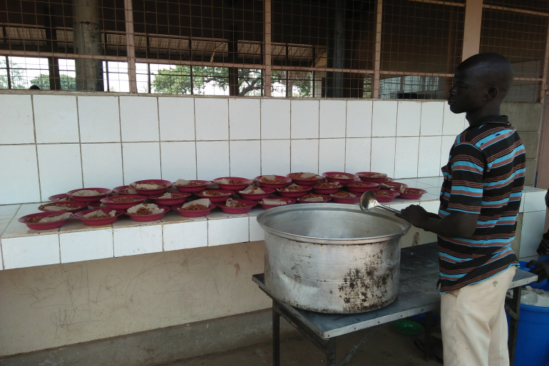 Um die Essenszubereitung für so viele Menschen zu erleichtern, haben wir im letzten Jahr Gaskocher zur Verfügung gestellt. In riesigen Töpfen wird nahrhafter Gemüse- oder Getreidebrei für die Kinder gekocht.