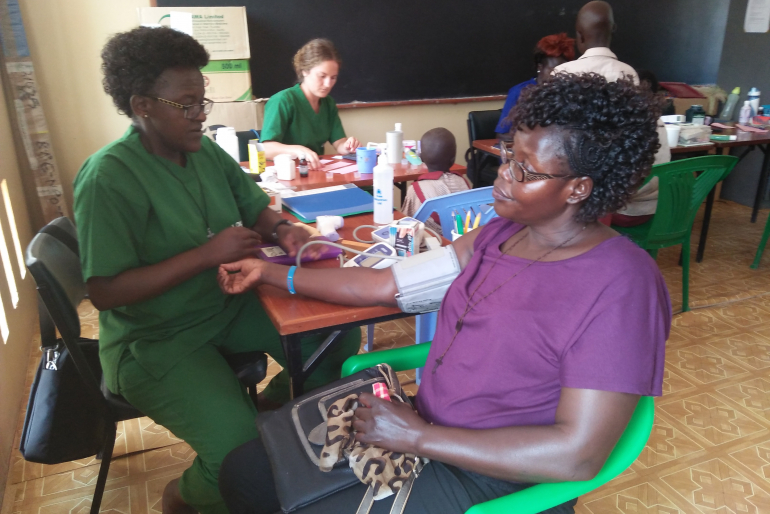 Nicht nur die Schulspeisung ist ein wichtiges Element der Arbeit der Loreto-Schwestern, sondern auch die medizinische Betreuung von Kindern und Erwachsenen – ein Klinikbau wird wichtige Entlastung bringen.