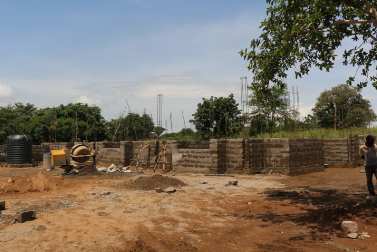 Mit dem Bau einer neuen Herberge erhalten Teilnehmerinnen und Teilnehmer aus entlegenen Dörfern einen Schlafplatz, um an den Landwirtschaftskursen im ugandischen Adraa teilnehmen zu können.