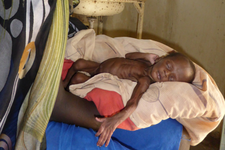 Wie ein Häufchen Elend lag Nyakume kurz nach ihrer Geburt in den Armen ihrer besorgten Mutter Elizabeth Nyaluak Jal. (Wir berichteten im Februar.)