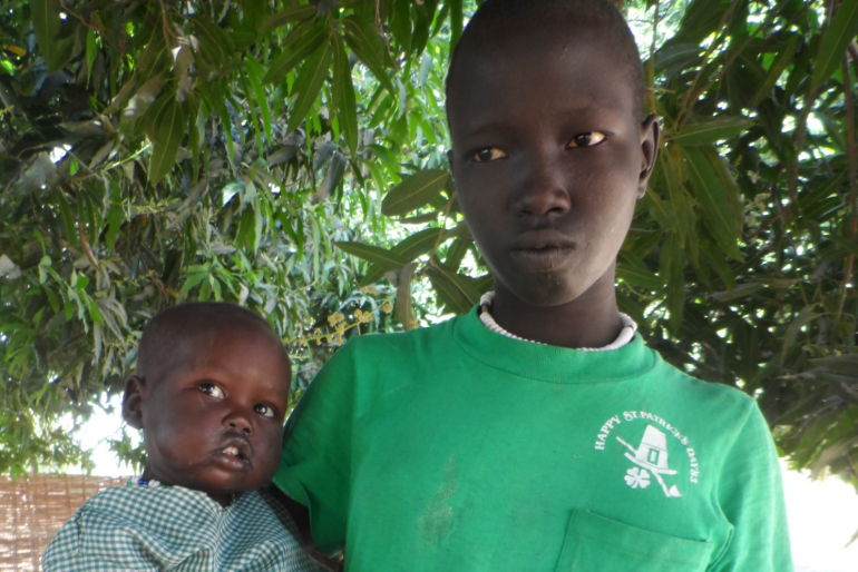 Eine unbeschwerte Kindheit blieb den beiden wie vielen Kindern im Südsudan bisher verwehrt. Die von Hoffnungszeichen unterstützte Diözese Rumbek bietet ihnen jetzt einen Schutzraum.