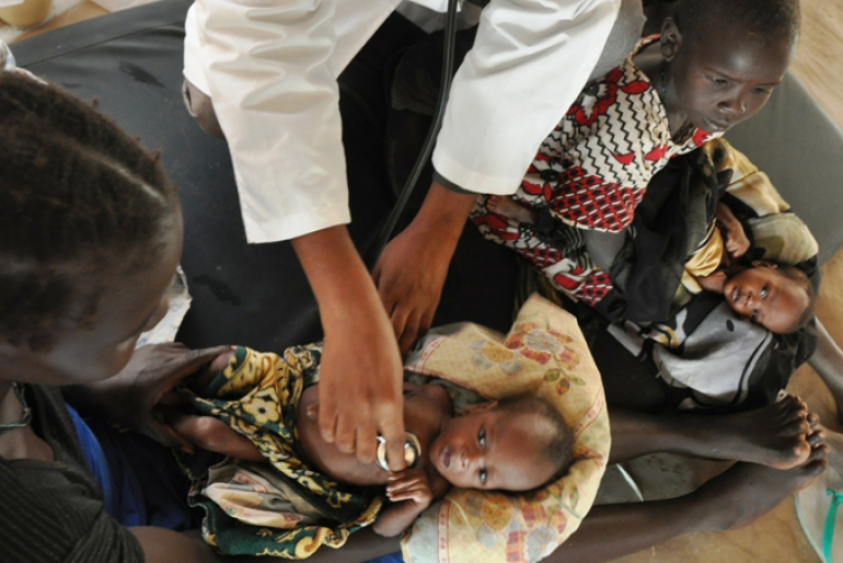 Hoffnungszeichen-Mediziner Efrem Michael hört Nyachioks Brust ab. Beide Kinder sind noch sehr schwach, doch die Organe sind voll funktionstüchtig.