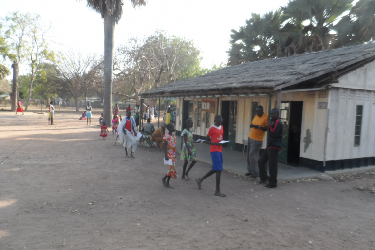 In der Klinik der Diözese erhalten kranke, verwahrloste Kinder Nahrung und medizinische Behandlung. Der Bedarf ist groß, und so ist jede Unterstützung ein großer Segen.