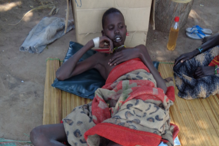 Nicht für alle Erkrankten gibt es Betten, manche liegen auf Matten im Freien. Die Meisten sind durch die Krankheit und einen schlechten Ernährungszustand sehr geschwächt.