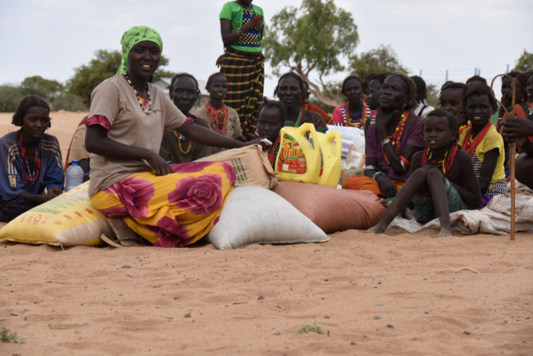 Lydia Loki (vorne links) unterstützte Hoffnungszeichen-Mitarbeiter Robert Osborne als Freiwillige bei der Übergabe von Nahrung an hungernde Familien.
