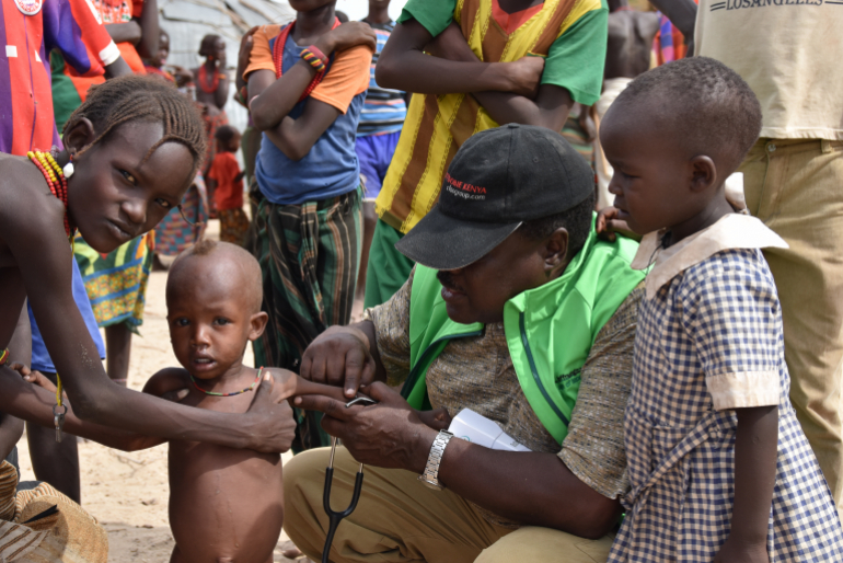 Dr. Omar Sahid begleitete das Hoffnungszeichen-Team und untersuchte die Kinder – viele hatten Hungerödeme oder litten an Unterernährung. Wir möchten den Familien auch in den kommenden Wochen mit Nahrung beistehen.