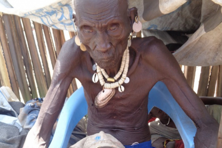 Vor allem älteren Menschen gilt unsere Aufmerksamkeit – ihre Körper sind ausgezehrt von Hunger und den Strapazen der Flucht. Unsere Unterstützung ist ihnen ein großer Segen.