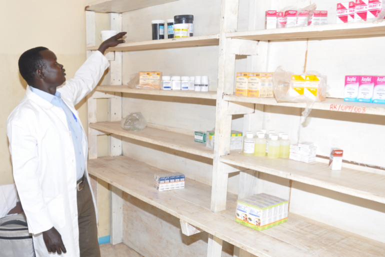 Viele Krankheiten können mit einfachen Medikamenten behandelt werden. Hoffnungszeichen unterstützt den Betrieb der Klinik u. a. mit Medizin und Nahrungsmitteln.