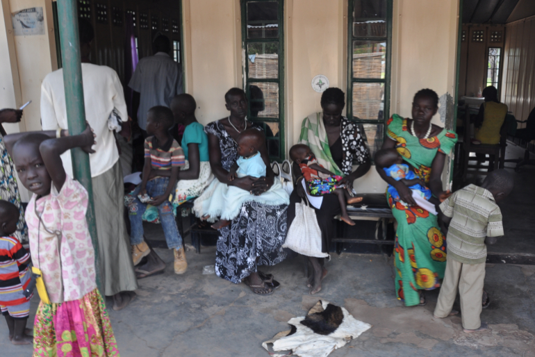 Jeden Tag warten viele Mütter mit ihren kranken Kindern in der Klinik in Rumbek auf Hilfe. Häufig kann den kleinen Patienten mit einfachen Mitteln geholfen werden.