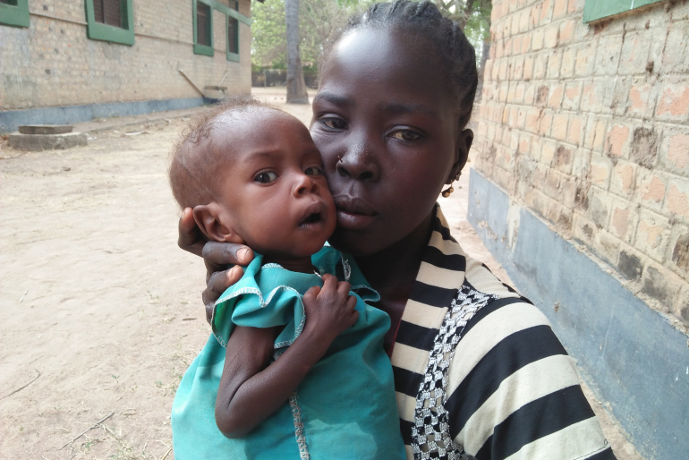 Manyang Malual ist zu schwach, um sich aufrecht zu halten oder gar alleine zu stehen. Seine Mutter hat mit ihrem kranken Jungen die Klinik in Rumbek aufgesucht.