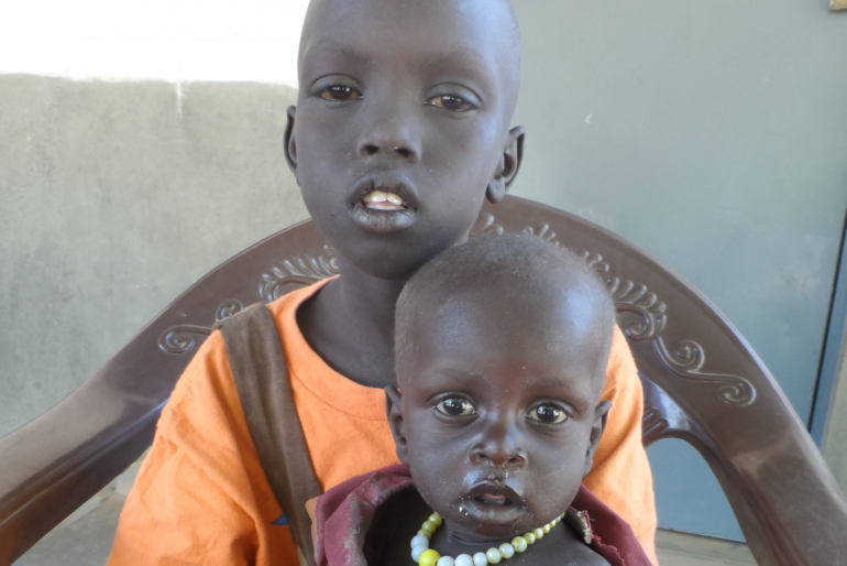 Besonders dramatisch ist das Schicksal von Adol (sechs Monate) und Mary (7). Ihre Mutter brachte sie in die Gesundheitseinrichtung nach Rumbek, aber es ist ungewiss, ob sie ihre Kinder wieder abholt.