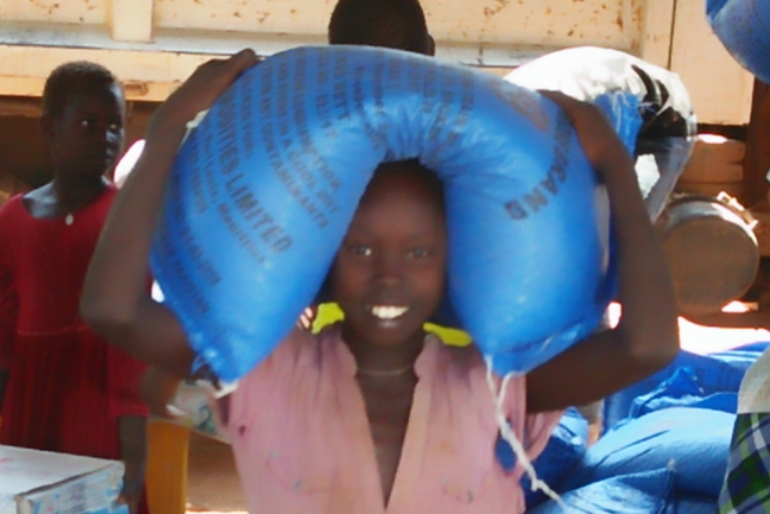 Wenn der LKW mit Hilfsgütern und Nahrungsmitteln kommt, packen viele gern mit an. Unsere gemeinsame Unterstützung für die Patienten und die vielen hungernden Menschen ist derzeit besonders wichtig.