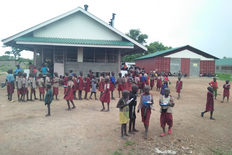 1.300 Kinder besuchen die Grundschule und das Mädcheninternat der Loreto- Schwestern in Maker Kuei. Für viele Eltern fast wichtiger als die Schulausbildung: Ihre Kinder erhalten hier ausreichend und ausgewogen zu essen.