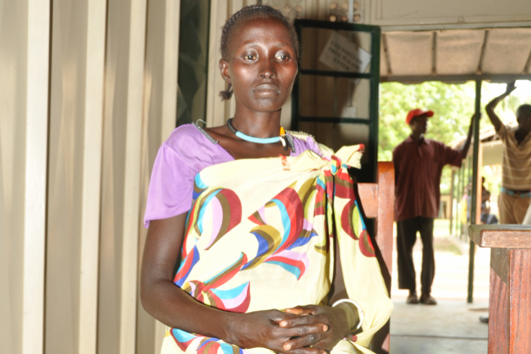 Akol Meading ist wegen einer Geburtskomplikation schon in anderen Kliniken gewesen – ohne Erfolg. In Rumbek erhält sie eine exakte, laborgestützte Diagnose und kostenfreie Medikamente.