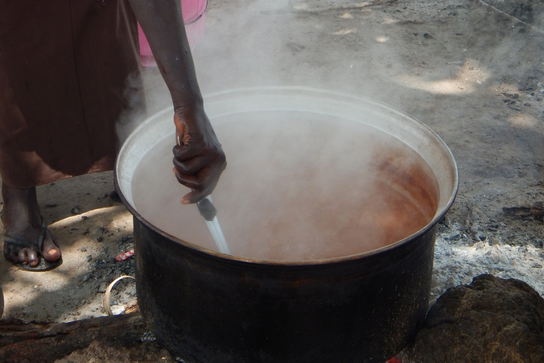 Bis vor kurzem wurden die Mahlzeiten noch traditionell in großen Töpfen auf offenem Feuer zubereitet. Nach der Anschaffung von Kochern ist die Arbeit für die Köche viel leichter geworden.