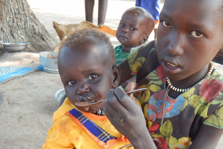Durch die aktuelle Hungerkrise und die enorme Steigerung der Lebensmittelpreise ist die Versorgung der Schüler sowie der mangelernährten Kleinkinder akut gefährdet.