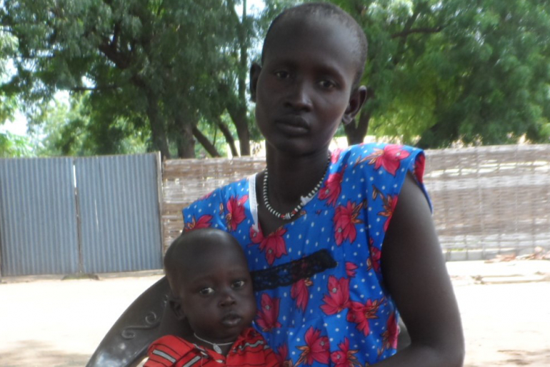 Bols Mutter Ayen Deng hat den 50 Kilometer weiten Weg in die Krankenstation auf sich genommen. Sie hofft, dass ihr Sohn hier wieder gesund werden kann.