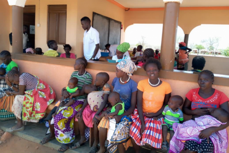 Der Andrang ist entsprechend groß: Im Wartebereich harren viele Mütter mit ihren kranken oder geschwächten Kindern aus. Sie hoffen auf einen Platz im Ernährungsprogramm.