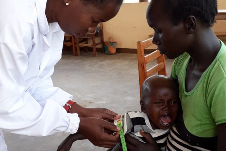Auch Rebecca Chepuria ist mit ihrer kleinen Tochter Martha Yeeko gekommen. Das Mädchen leidet an Mangelernährung und braucht Hilfe. Hier in der Klinik kann das Kind sie erhalten.