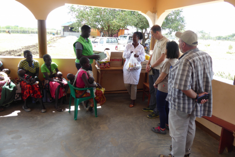 Klaus Stieglitz (3.v.r.), Zweiter Vorstand von Hoffnungszeichen, und Dr. Lucia Sorrentino (2.v.r.), Programmleiterin Ostafrika, führen bei der Einweihung der Klinik viele Gespräche mit Mitarbeitern und Patienten.