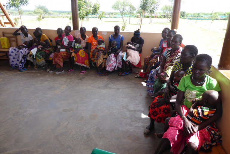 Geduldig warten die Patienten sowie die Mütter, die zum Impfen ihrer Kinder oder zur Schwangerschaftsvorsorge kommen.