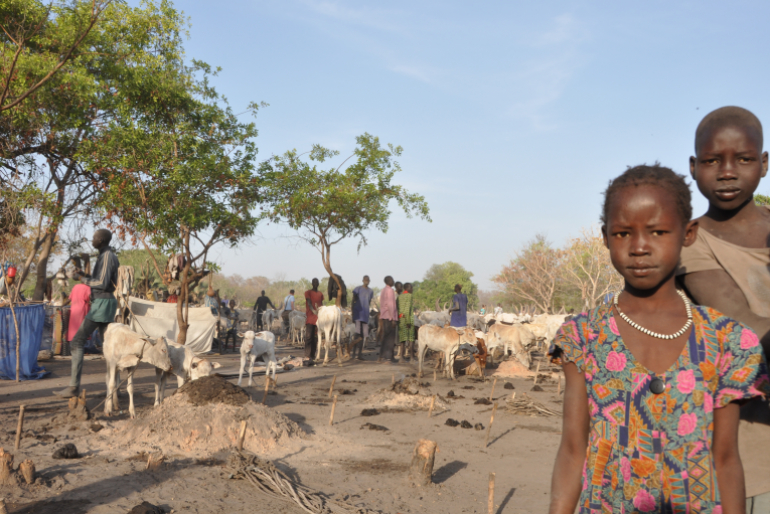 Über Wochen ziehen die Menschen mit ihrem Vieh umher. Auch Malong hielt sich in einem Viehlager wie diesem auf. Die hygienischen Bedingungen und die schlechte Ernährung sind häufig mitursächlich für Krankheit und Mangelernährung.