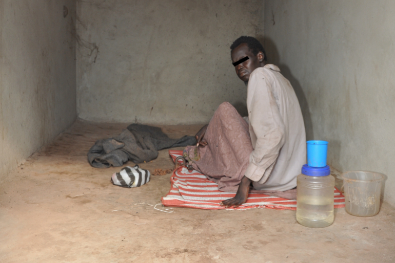 Psychisch Erkrankte „leben“ im Gefängnis in Rumbek in Einzelhaft, häufig an den Boden ihrer Zelle gekettet, ohne ausreichend Nahrung und Medikamente.