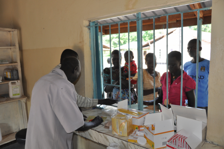 Nachdem eine Diagnose gestellt wurde, bekommen die Patienten ihre Medizin in der Medikamentenausgabe auf dem Klinikgelände.